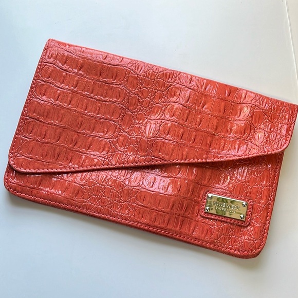 Nine West Handbags - EUC Nine West Coral Red Snakeskin Leather Snap Clutch 10x7x2